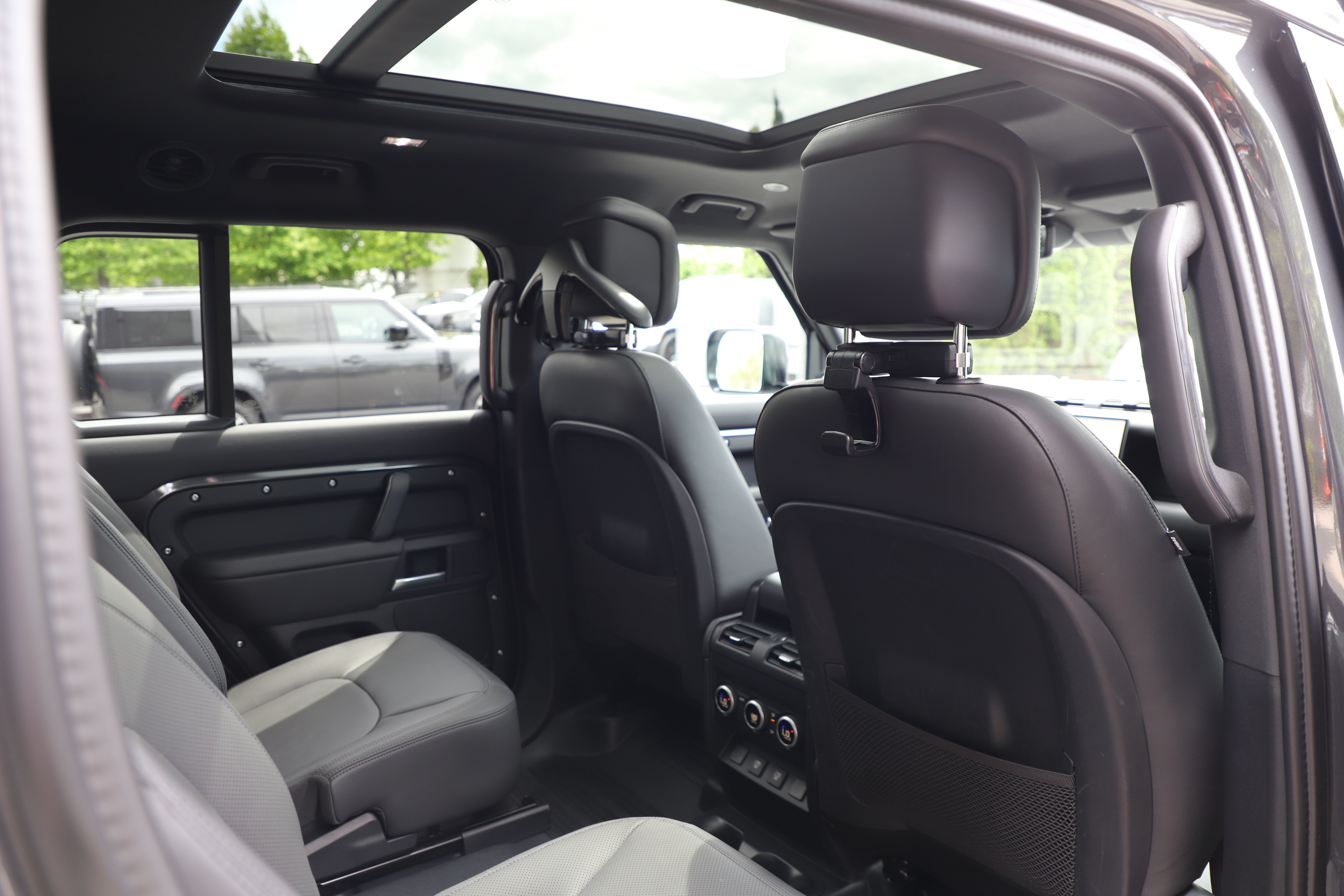 Certified 2025 Land Rover Defender 130 X-Dynamic SE AWD/4WD image 11