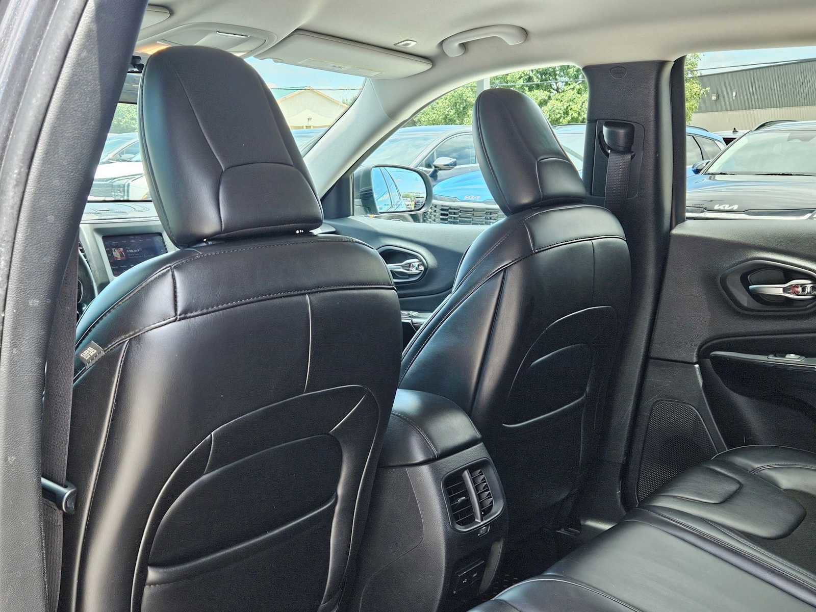 Used 2019 Jeep Cherokee Latitude Plus AWD/4WD image 16