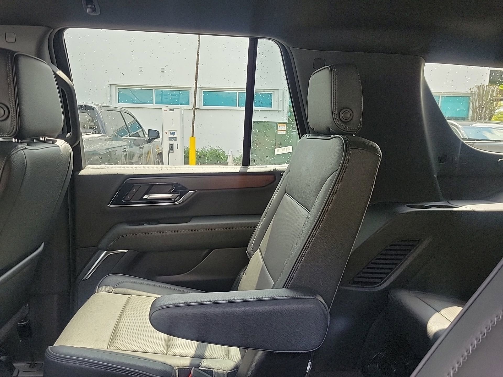 Used 2025 GMC Yukon Denali AWD/4WD image 21