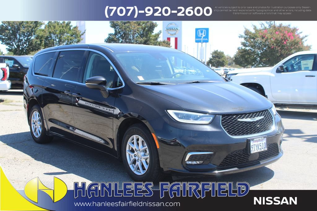 Used 2023 Chrysler Pacifica Touring-L FWD image 5