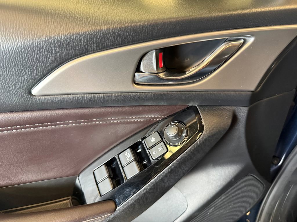 Used 2018 MAZDA MAZDA3 Touring FWD image 19