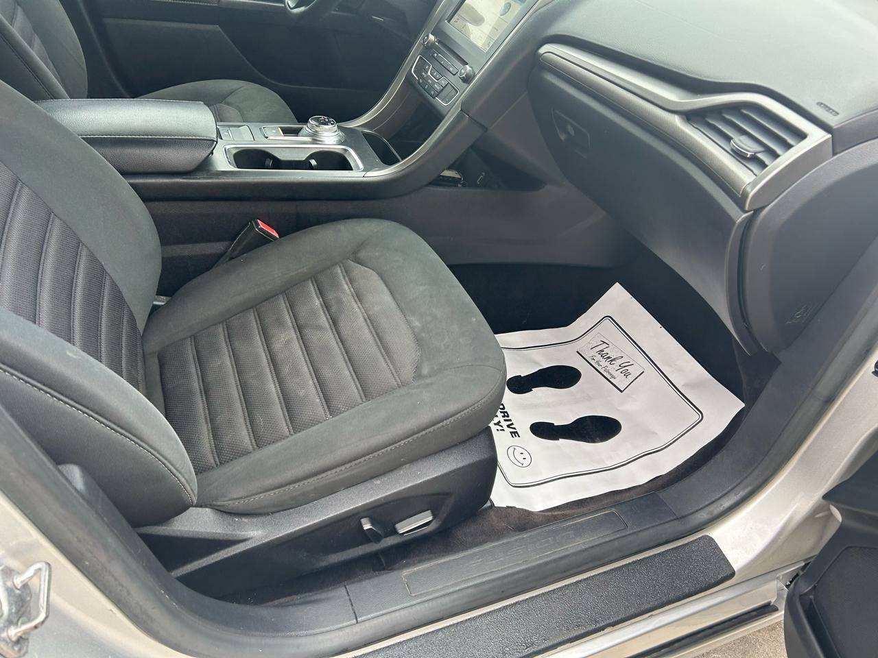 Used 2017 Ford Fusion SE w/ Fusion SE Technology Package FWD image 12
