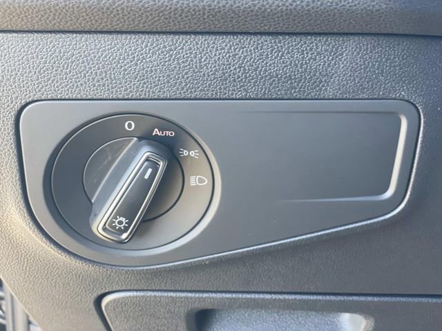 Used 2023 Volkswagen Tiguan SE image 18