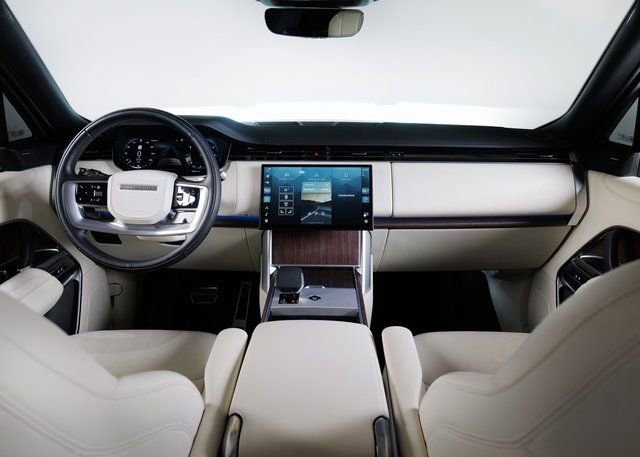 Used 2024 Land Rover Range Rover Long Wheelbase SE image 4
