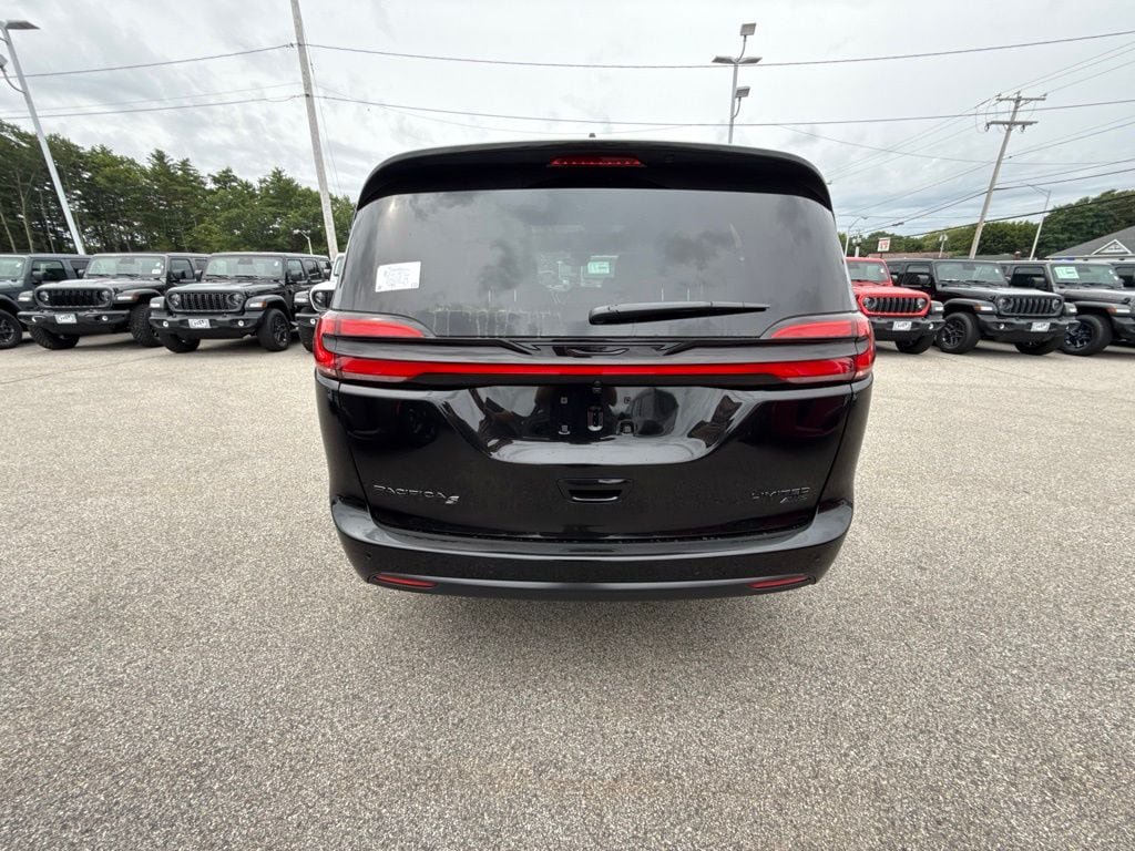 New 2027 Chrysler Pacifica Limited AWD/4WD image 4