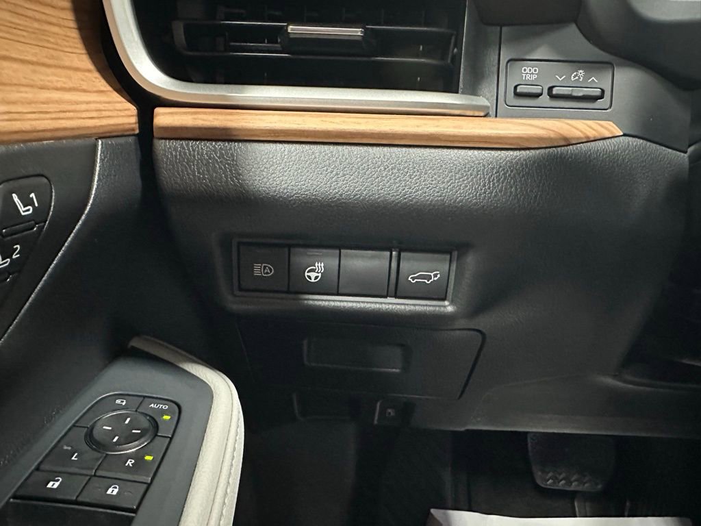 Used 2025 Toyota Grand Highlander AWD image 16
