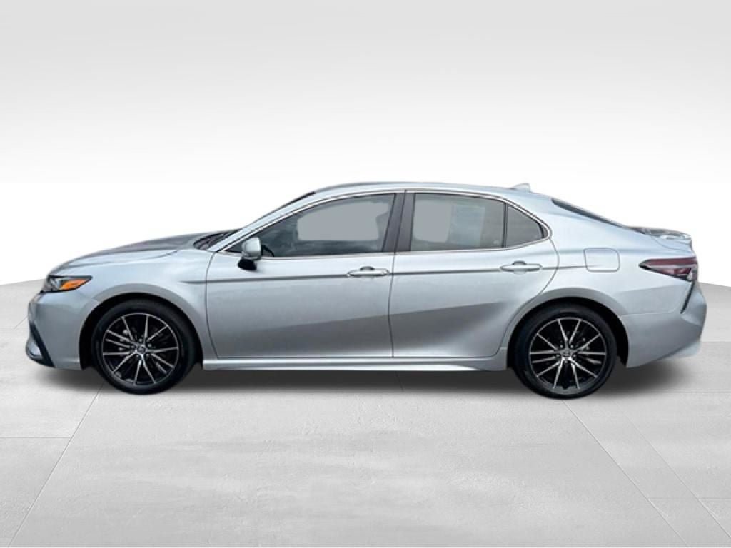 Used 2024 Toyota Camry SE w/ Cold Weather Package FWD image 2
