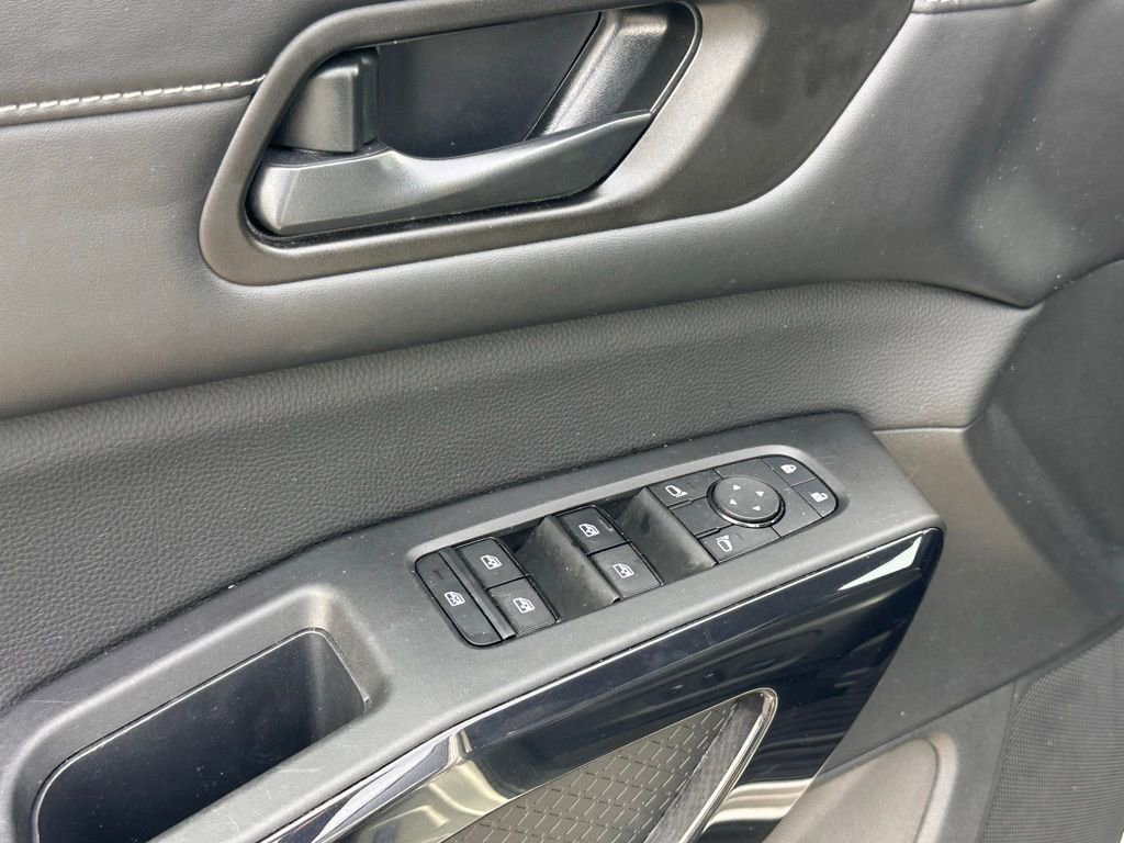 Used 2025 Nissan Pathfinder SV AWD/4WD image 14