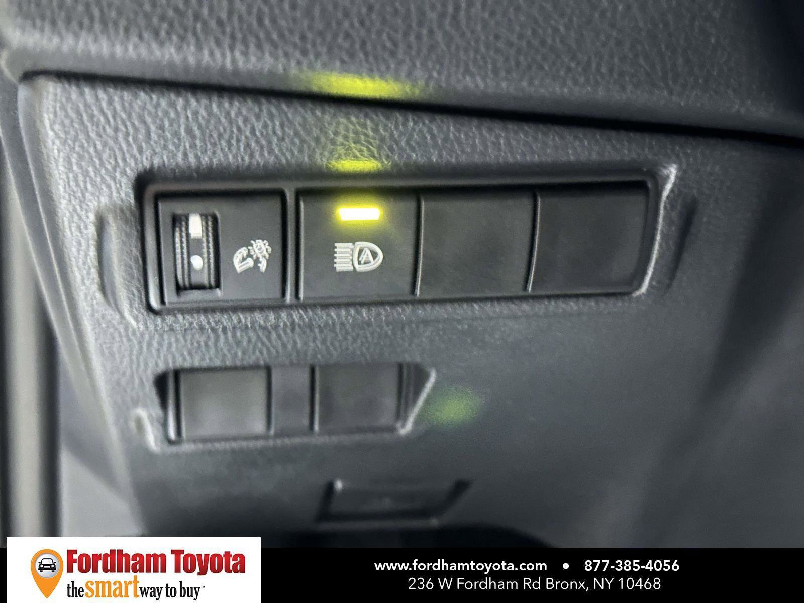 Used 2025 Toyota Corolla Cross XLE image 19