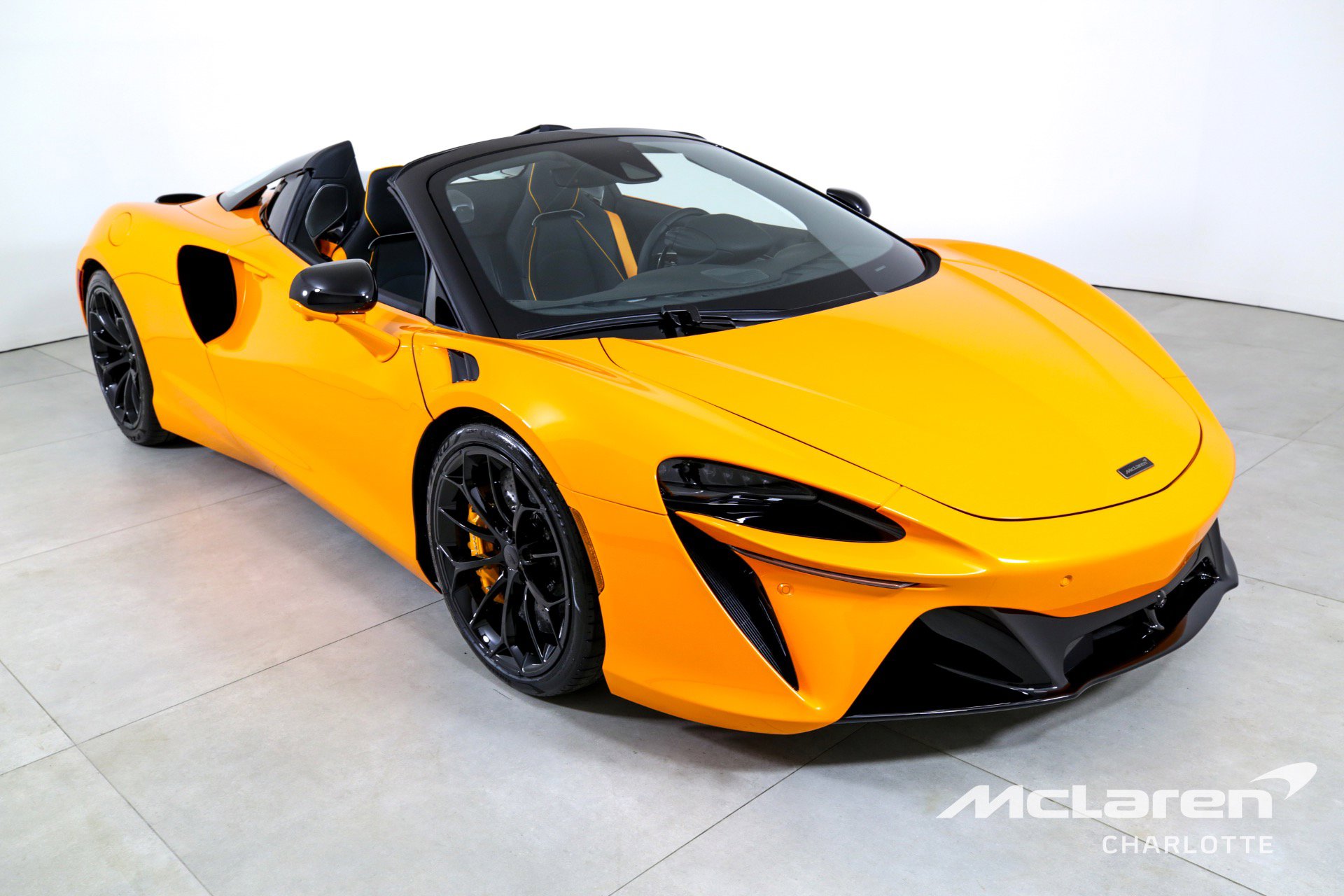 Used 2025 McLaren Artura Spider image 4