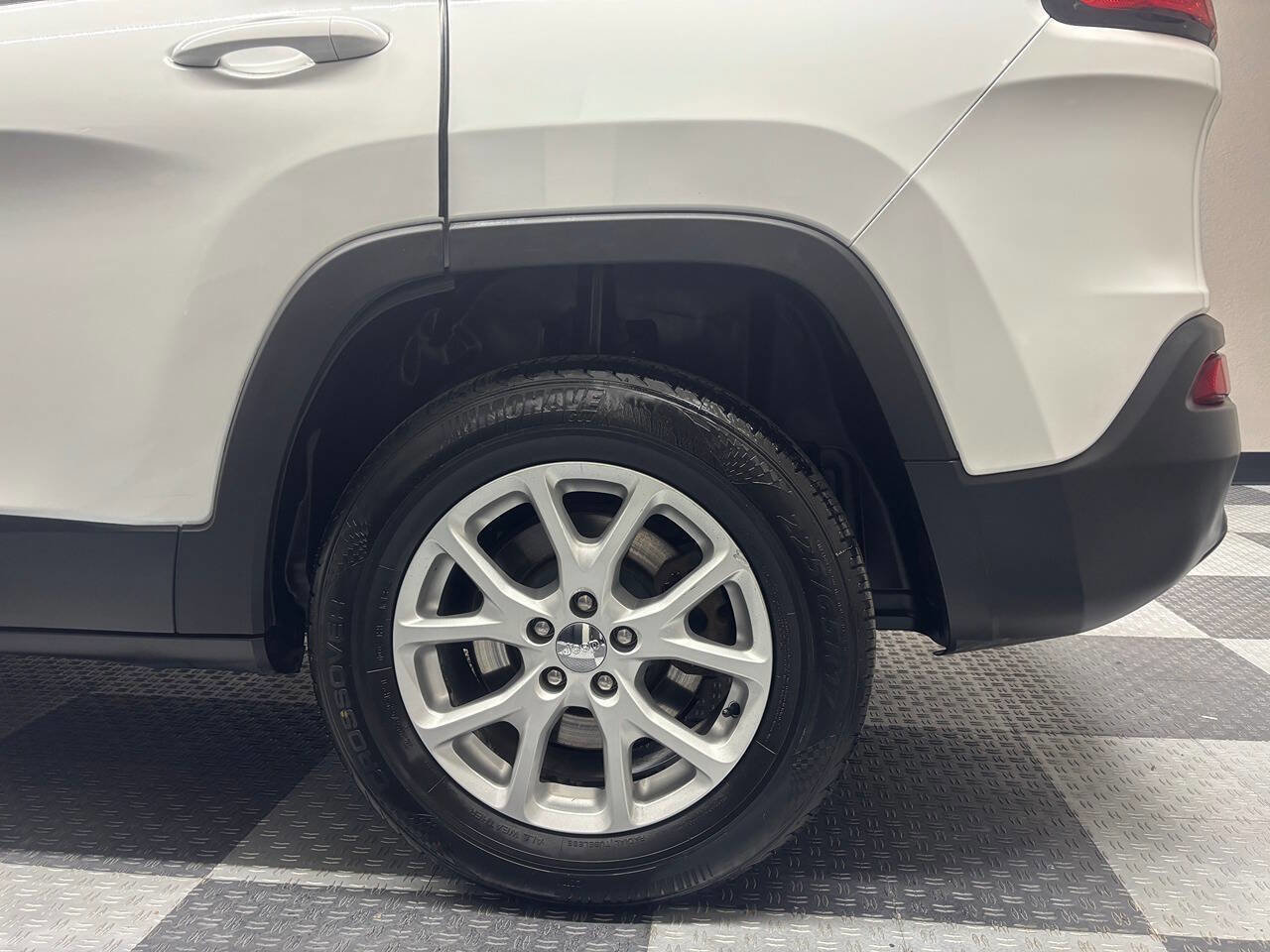 Used 2014 Jeep Cherokee Latitude AWD/4WD image 11