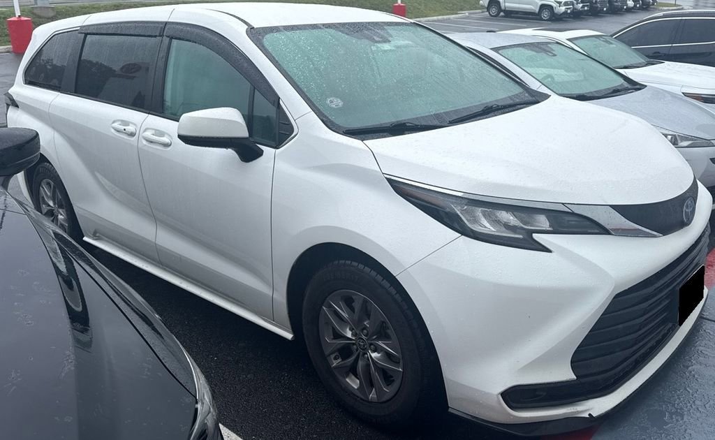 Used 2023 Toyota Sienna LE FWD image 2