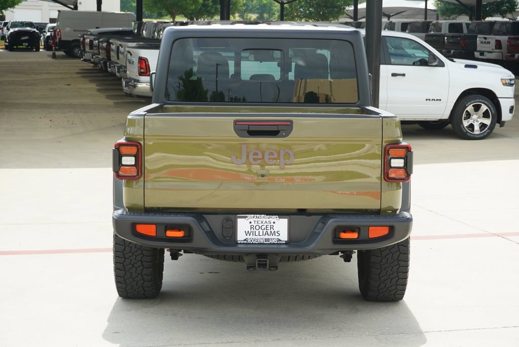 Used 2025 Jeep Gladiator Mojave w/ Convenience Group AWD/4WD image 4