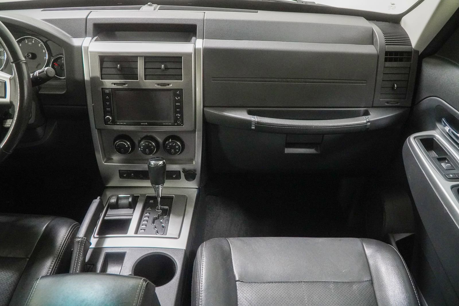 Used 2010 Jeep Liberty Limited w/ Tire & Wheel Group AWD/4WD image 32