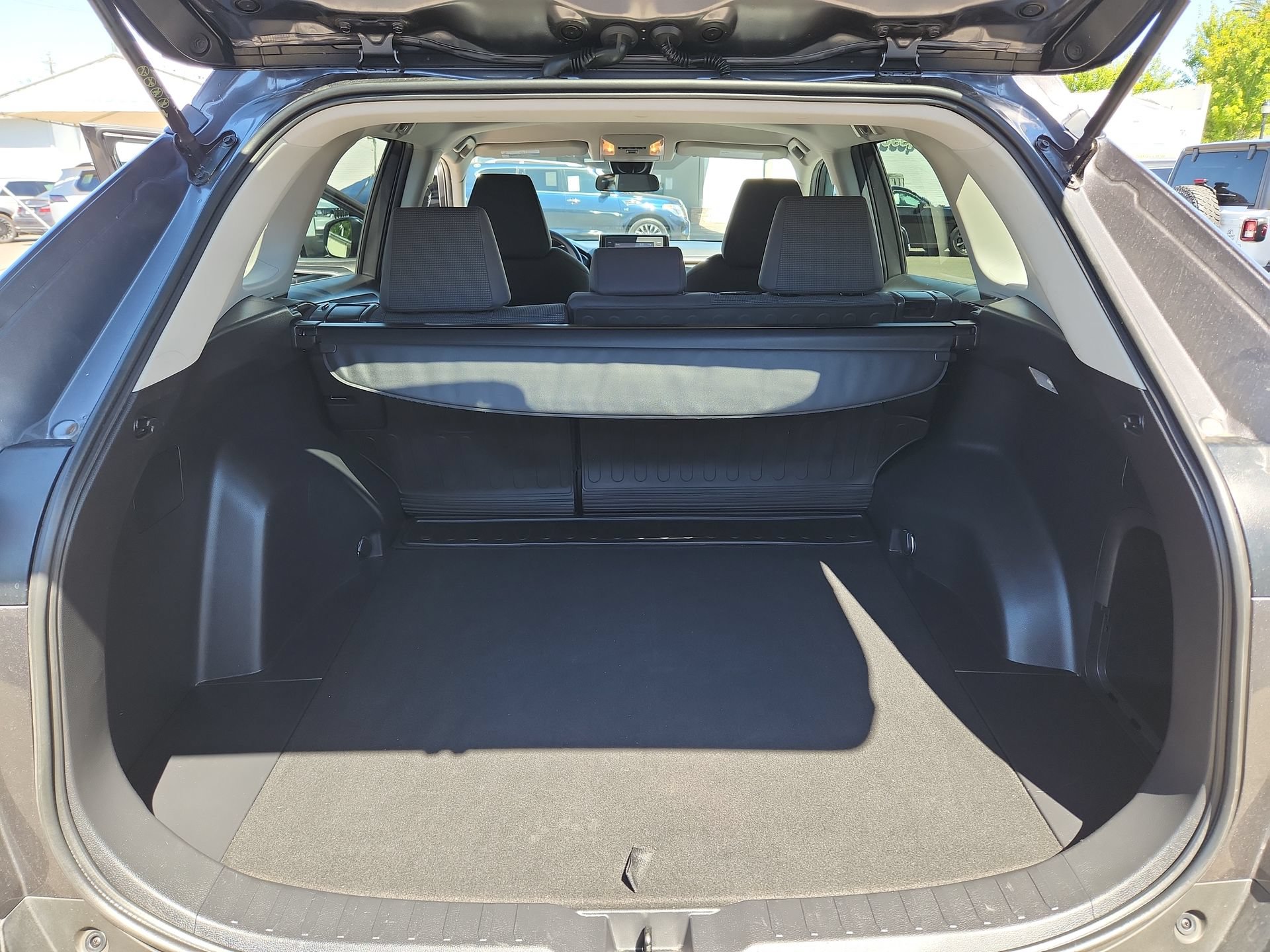Used 2021 Toyota RAV4 LE AWD/4WD image 19