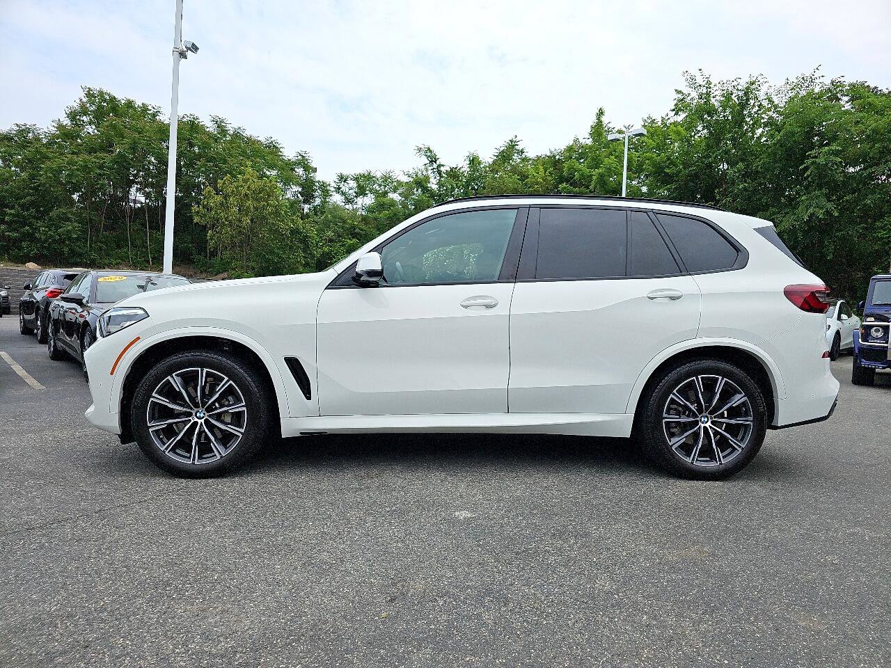 Used 2022 BMW X5 xDrive40i w/ M Sport Package image 5