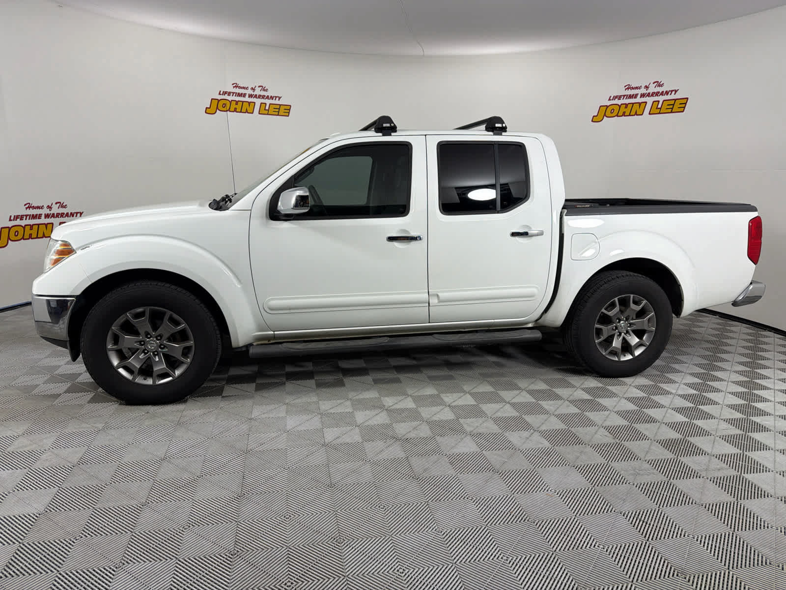 Used 2015 Nissan Frontier SL w/ Moonroof Package RWD image 2