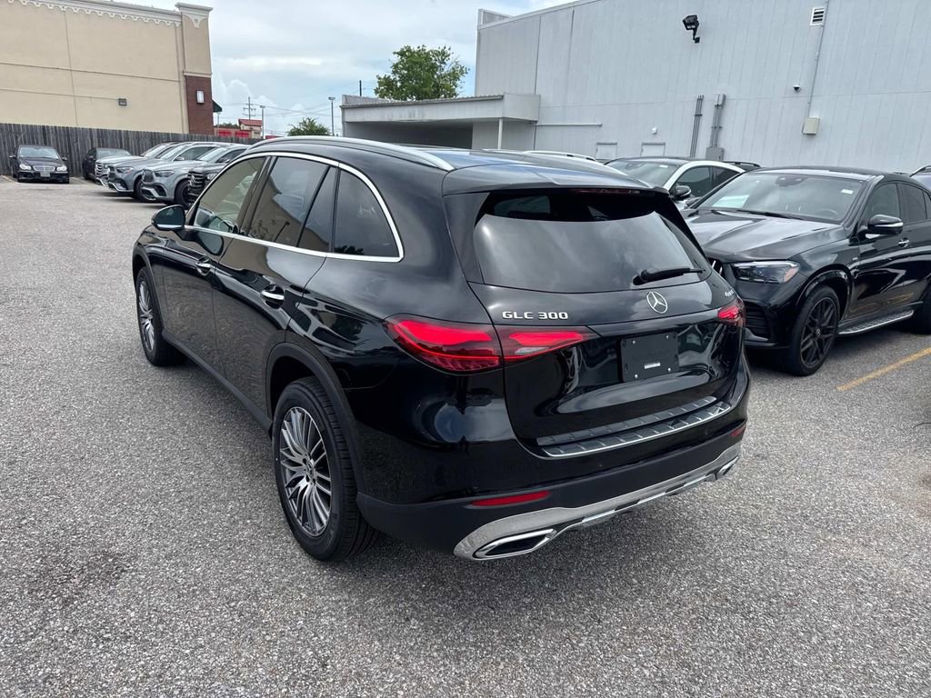 Used 2025 Mercedes-Benz GLC 300 4MATIC image 3
