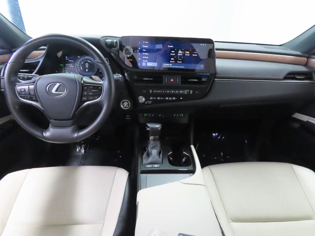 Used 2025 Lexus ES 300h w/ Premium Package FWD image 13