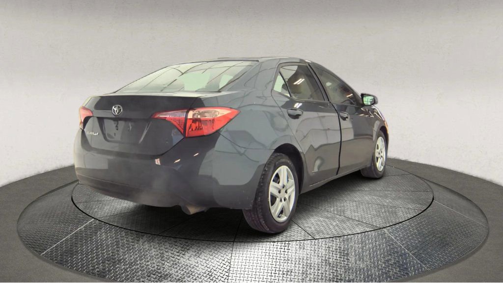 Used 2018 Toyota Corolla LE image 2