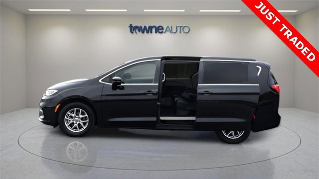 Used 2024 Chrysler Pacifica Touring-L image 3