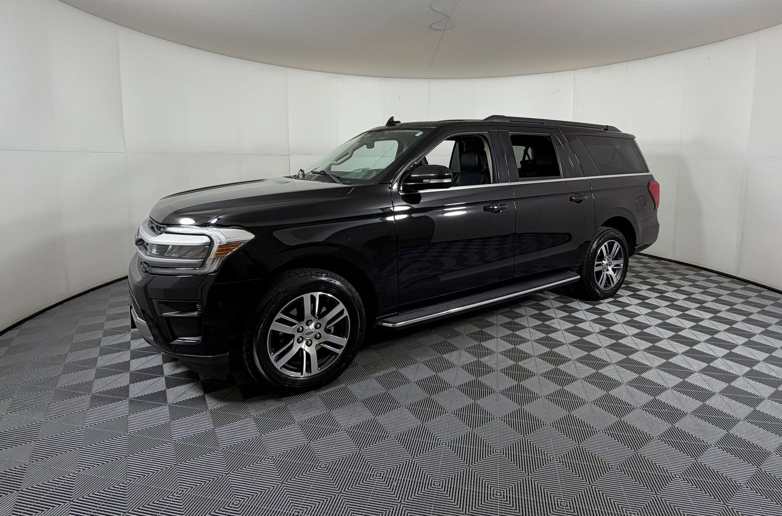 Used 2022 Ford Expedition Max XLT image 2