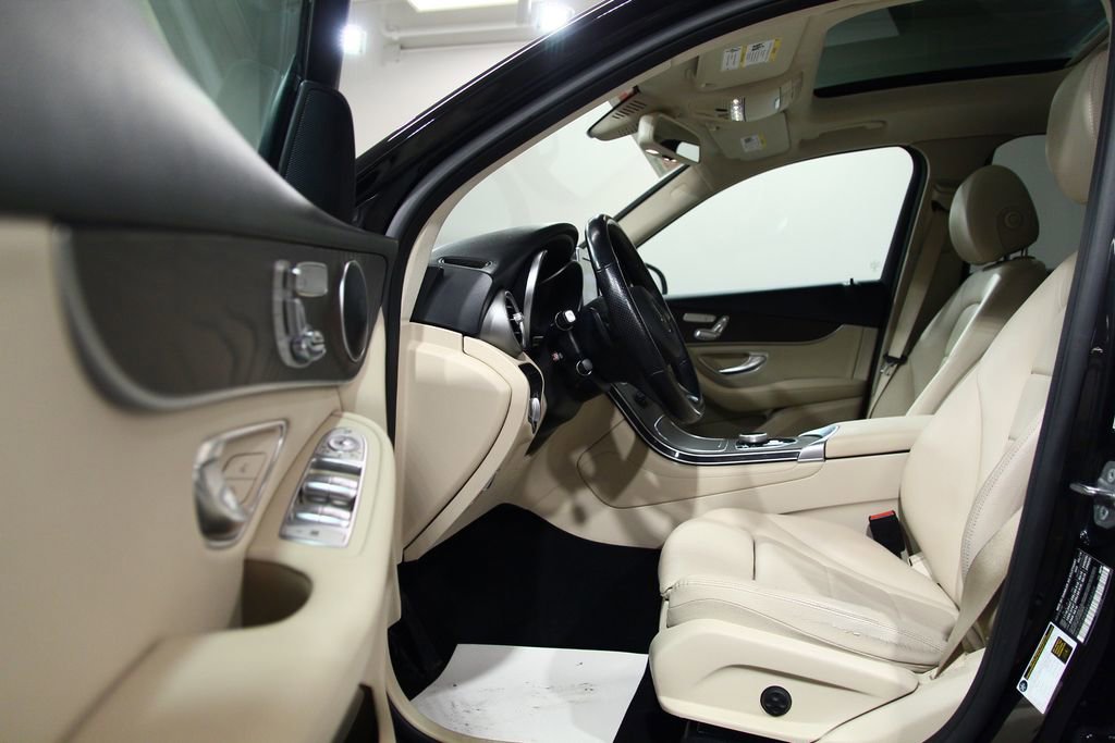 Used 2019 Mercedes-Benz GLC 300 4MATIC image 4