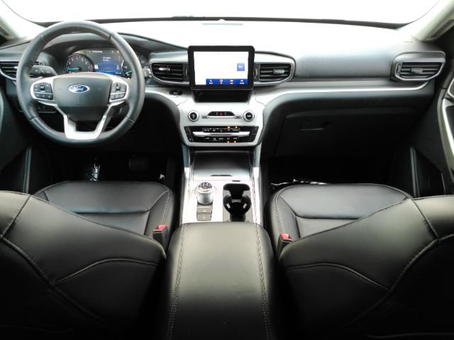 Used 2023 Ford Explorer XLT w/ Equipment Group 202A RWD image 2