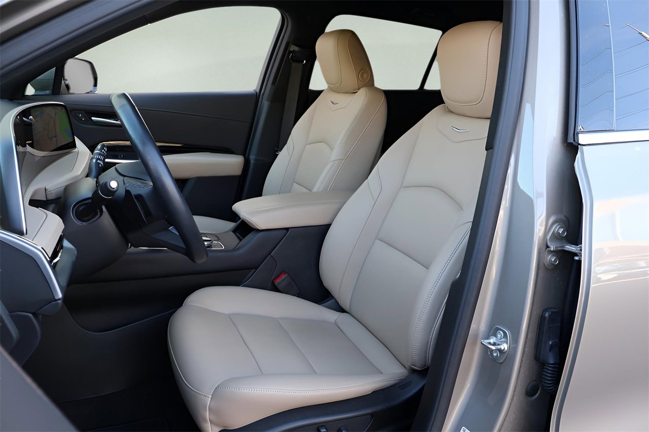 Used 2024 Cadillac XT4 Luxury w/ Cold Weather Package image 12