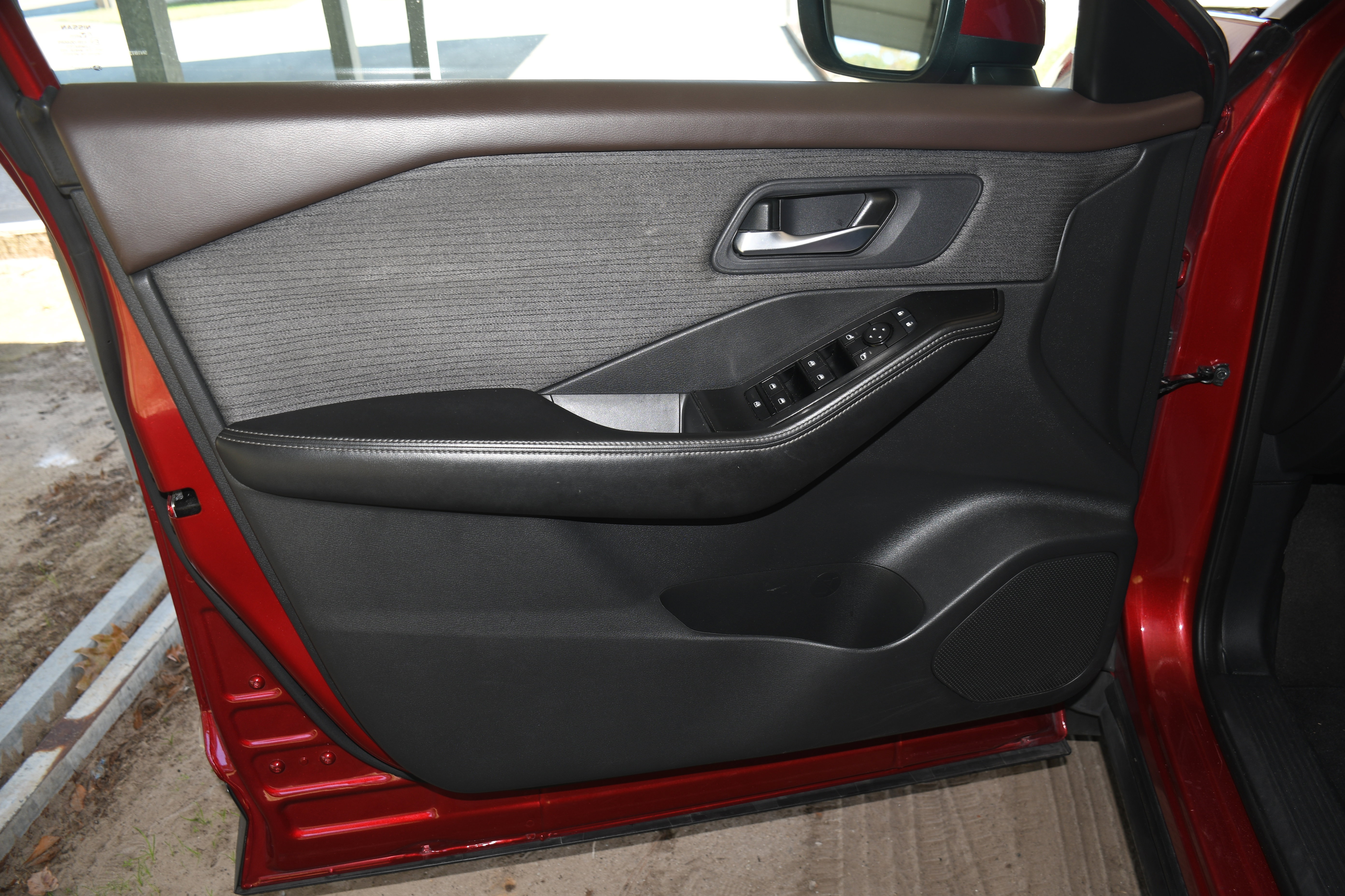 Used 2022 Nissan Rogue SV image 9