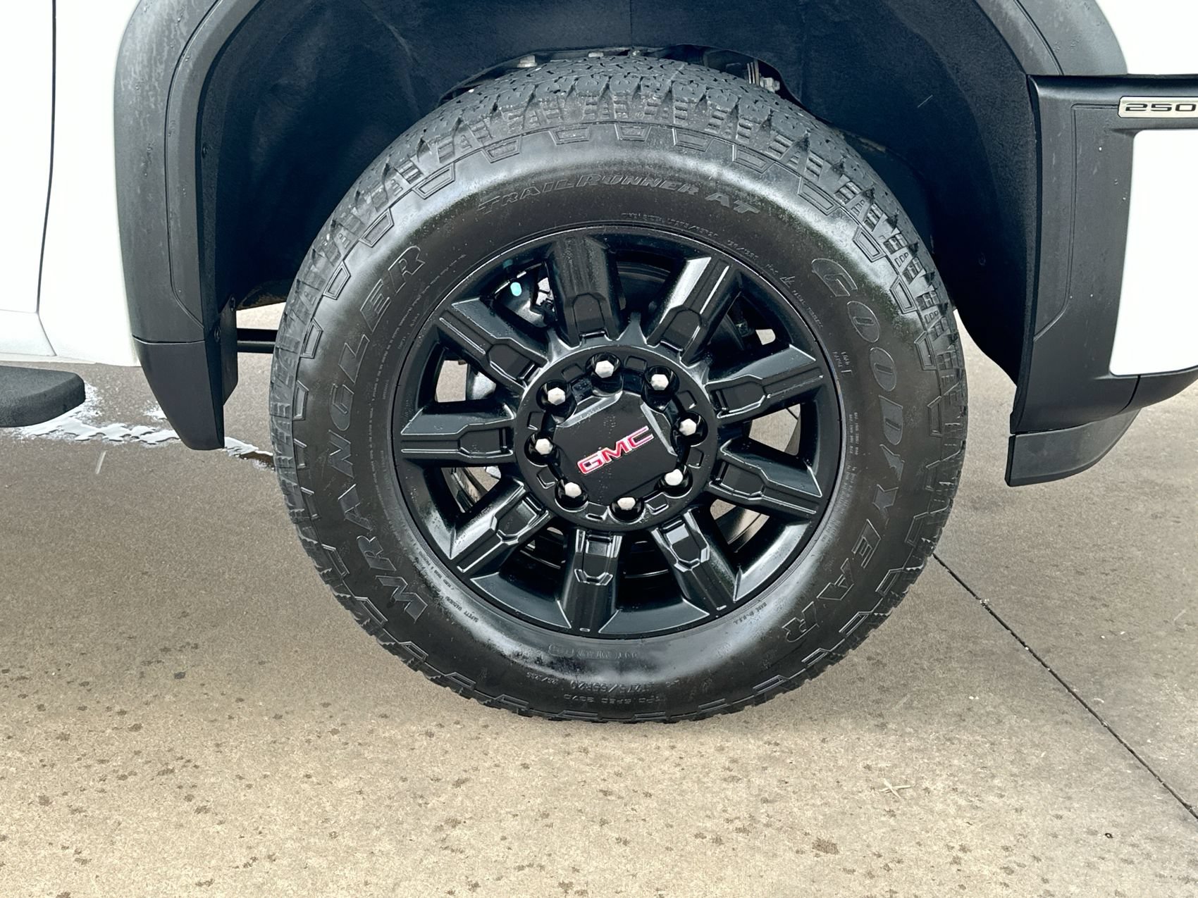 Used 2024 GMC Sierra 2500 AT4 w/ Technology Package AWD/4WD image 10