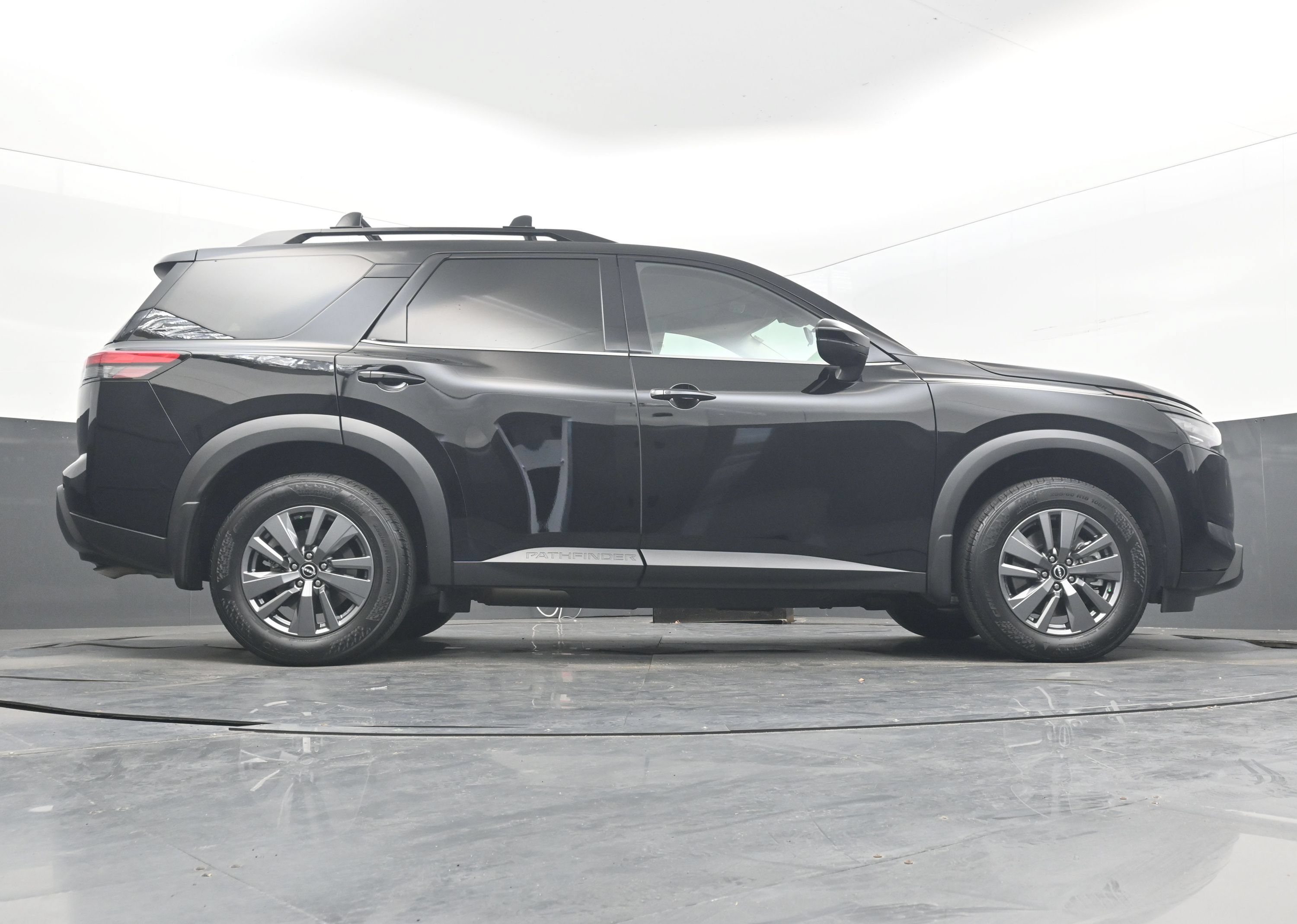 Used 2025 Nissan Pathfinder SV FWD image 29