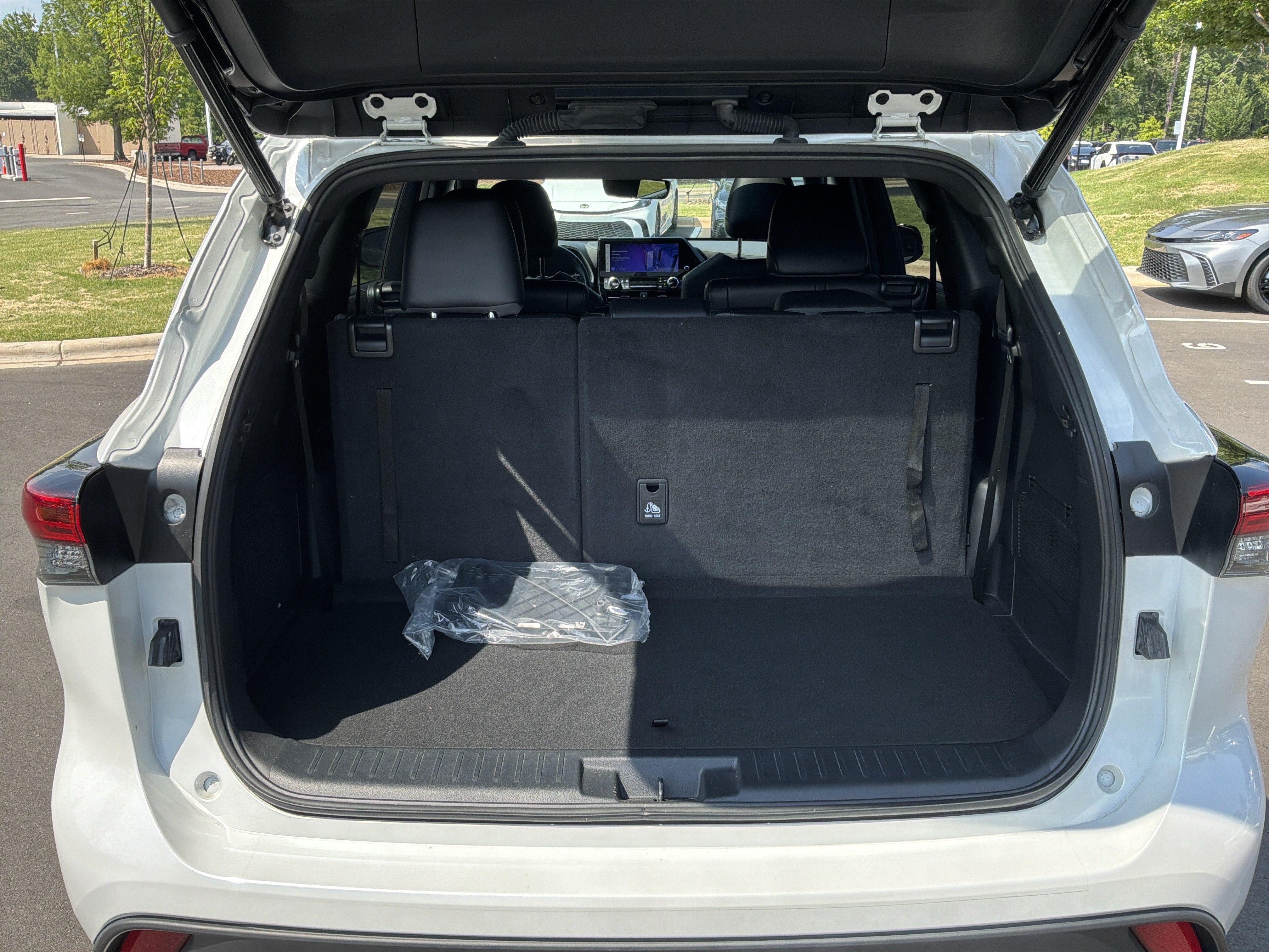 Used 2023 Toyota Highlander XSE FWD image 33