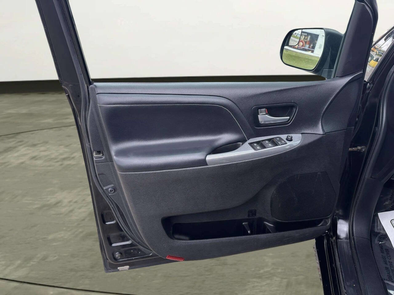 Used 2015 Toyota Sienna SE FWD image 10