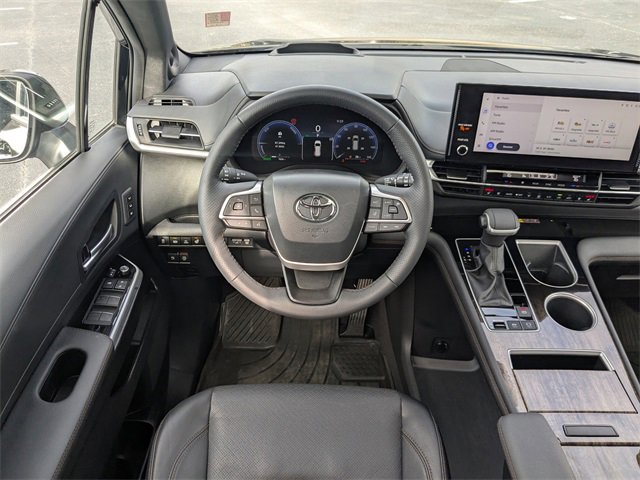Used 2025 Toyota Sienna Platinum image 17