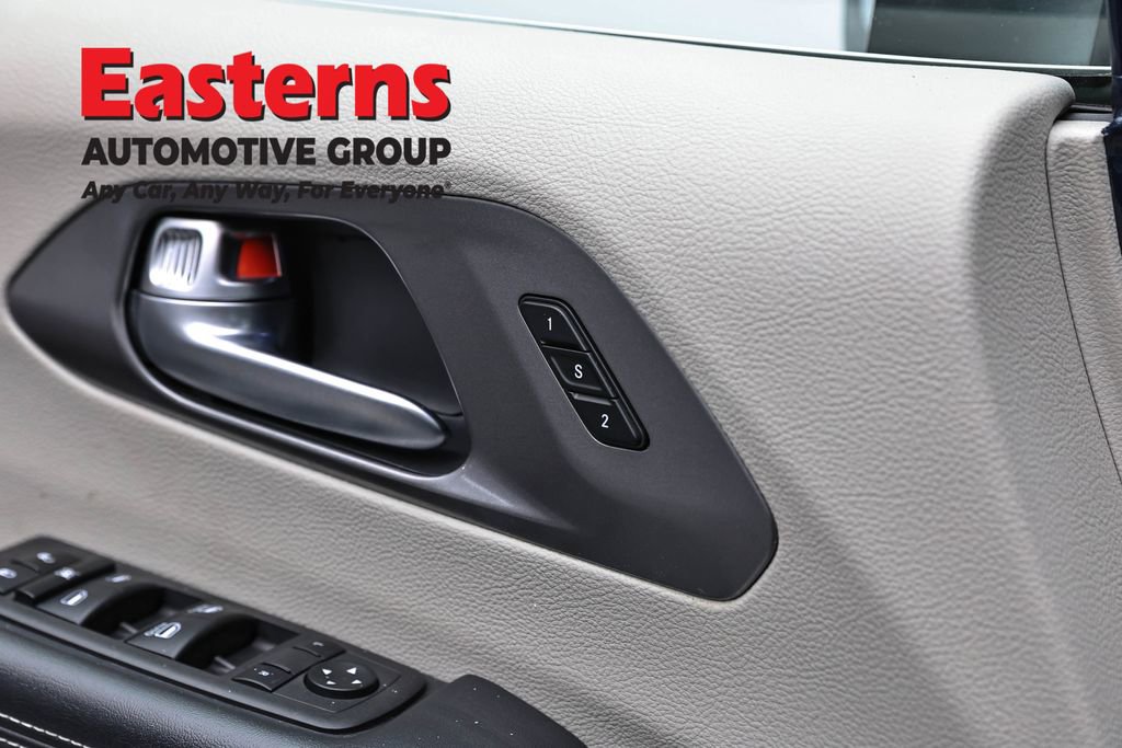Used 2023 Chrysler Pacifica Touring-L FWD image 22