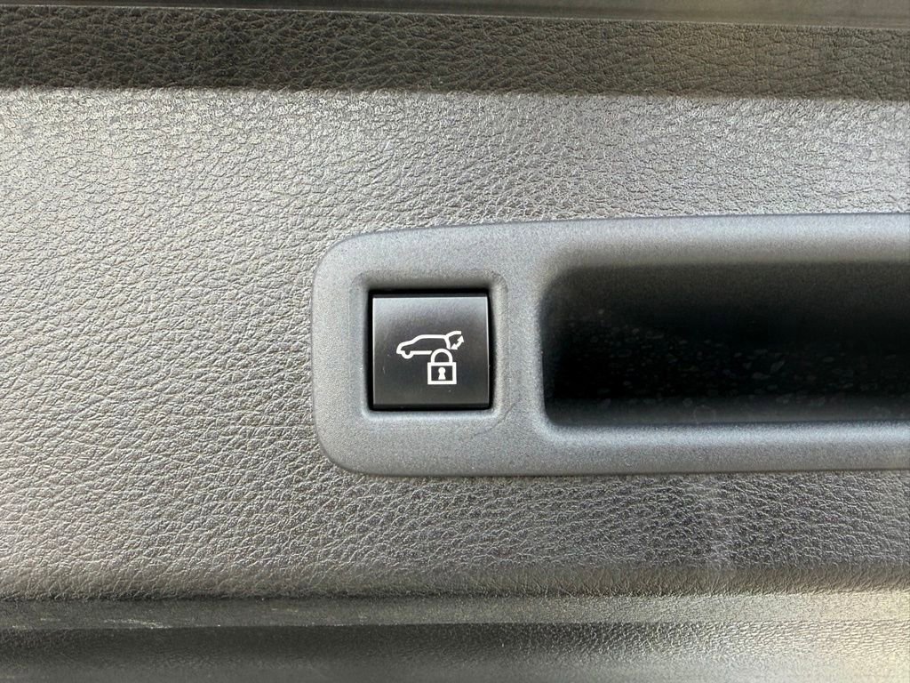 Used 2025 Toyota Sienna XLE w/ XLE Plus Package FWD image 17