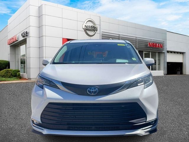 Used 2023 Toyota Sienna XLE FWD image 2