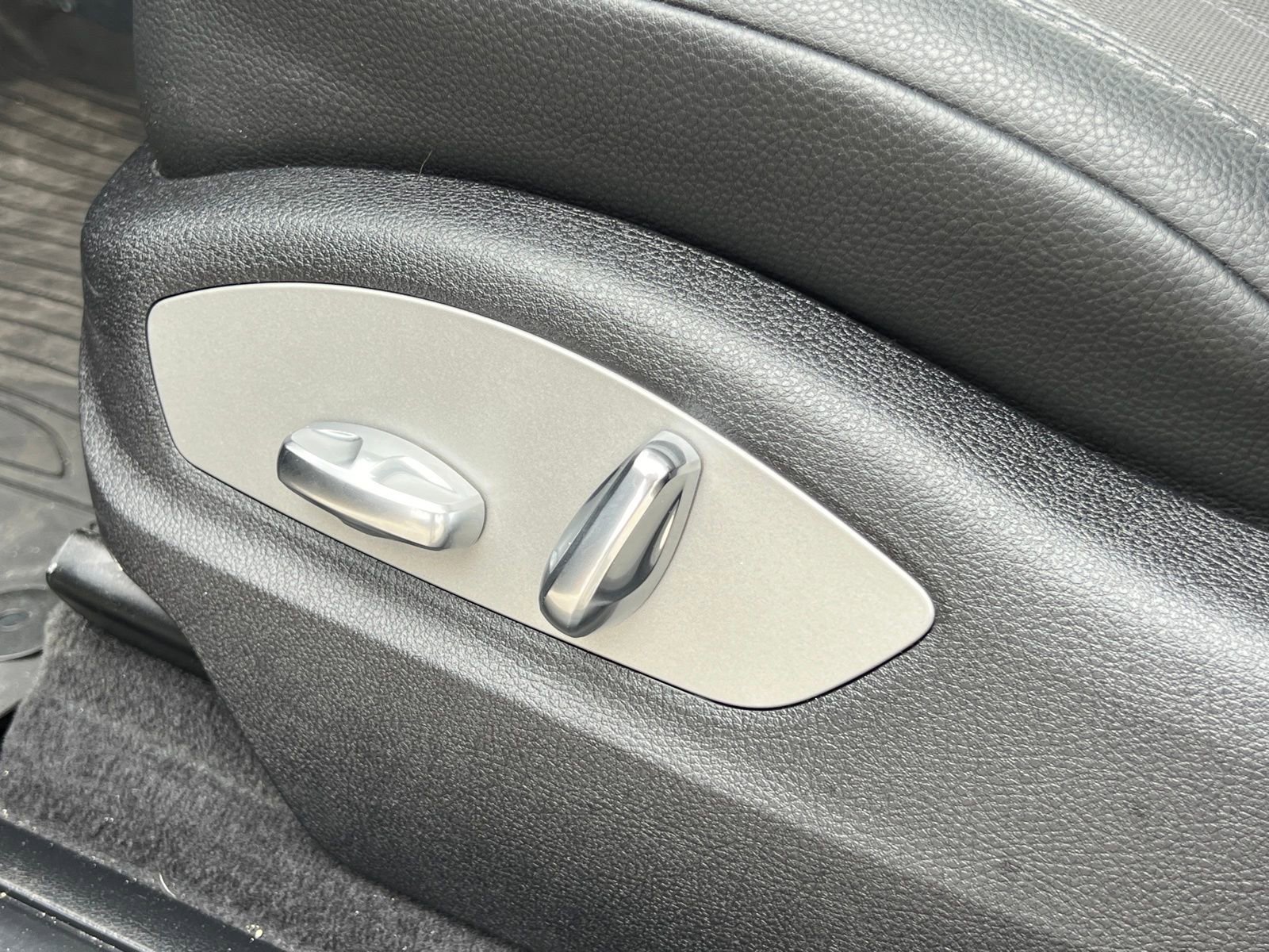 Certified 2025 Porsche Macan image 33