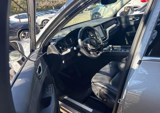 Used 2023 Volvo XC60 B5 Core image 5