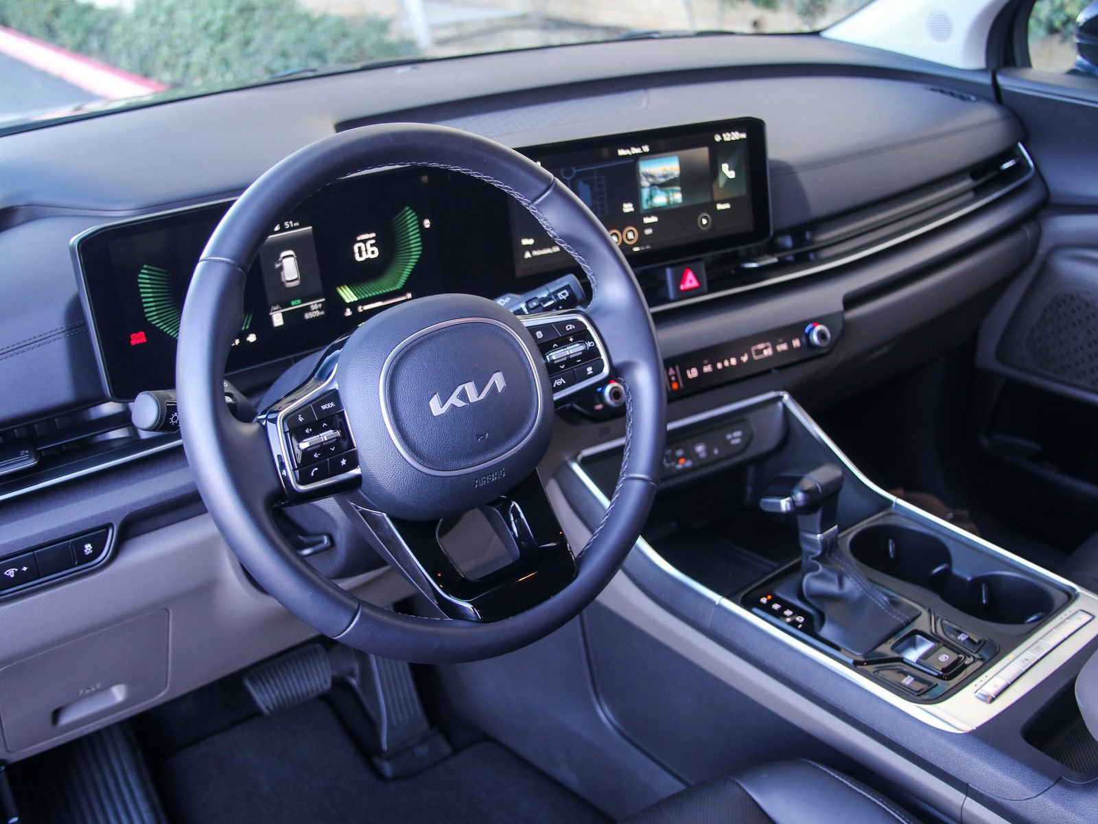 Used 2025 Kia Carnival EX image 12