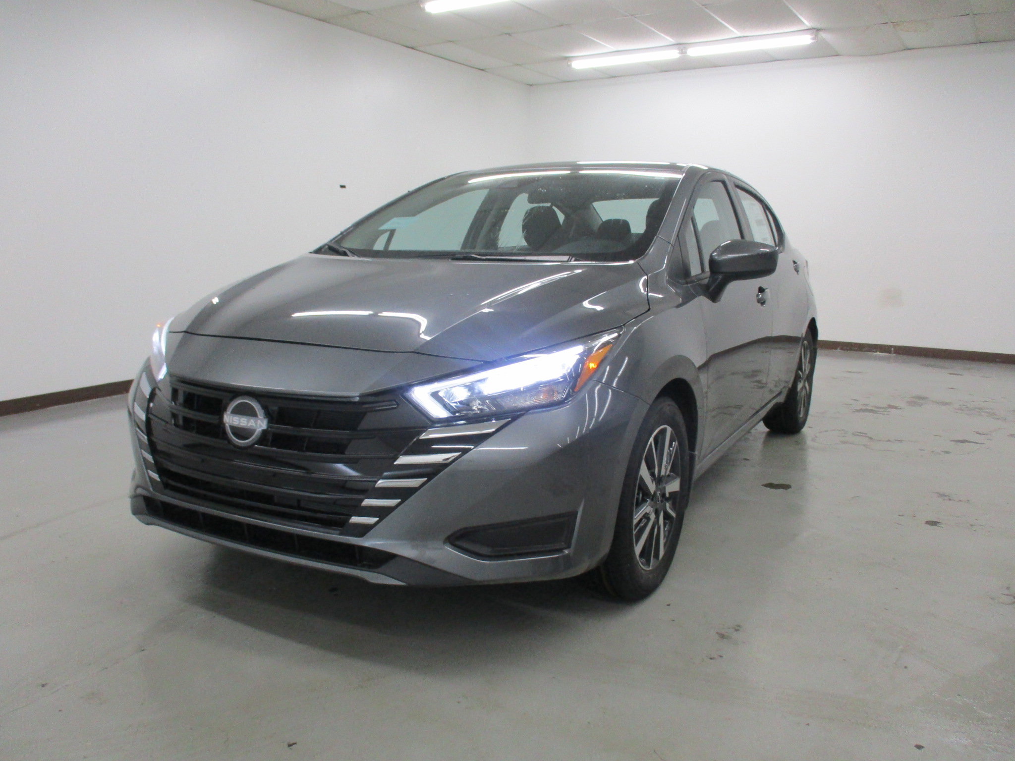 New 2025 Nissan Versa SV w/ Trunk Package