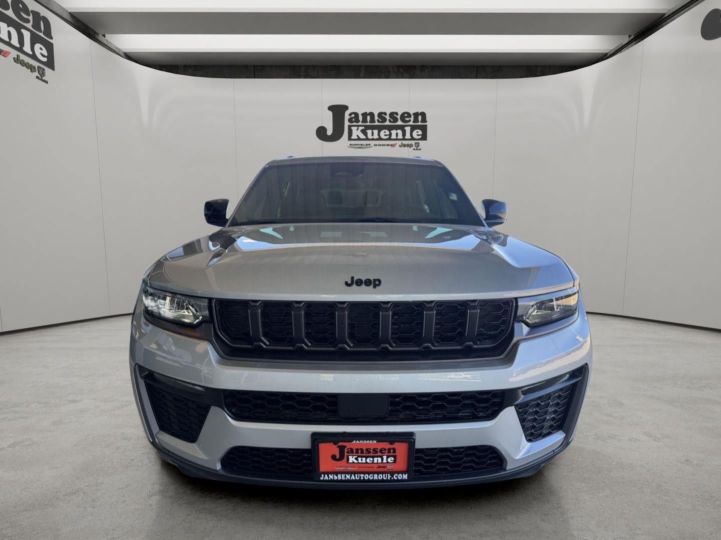 New 2026 Jeep Grand Cherokee L Limited w/ Limited Altitude Package AWD/4WD image 4
