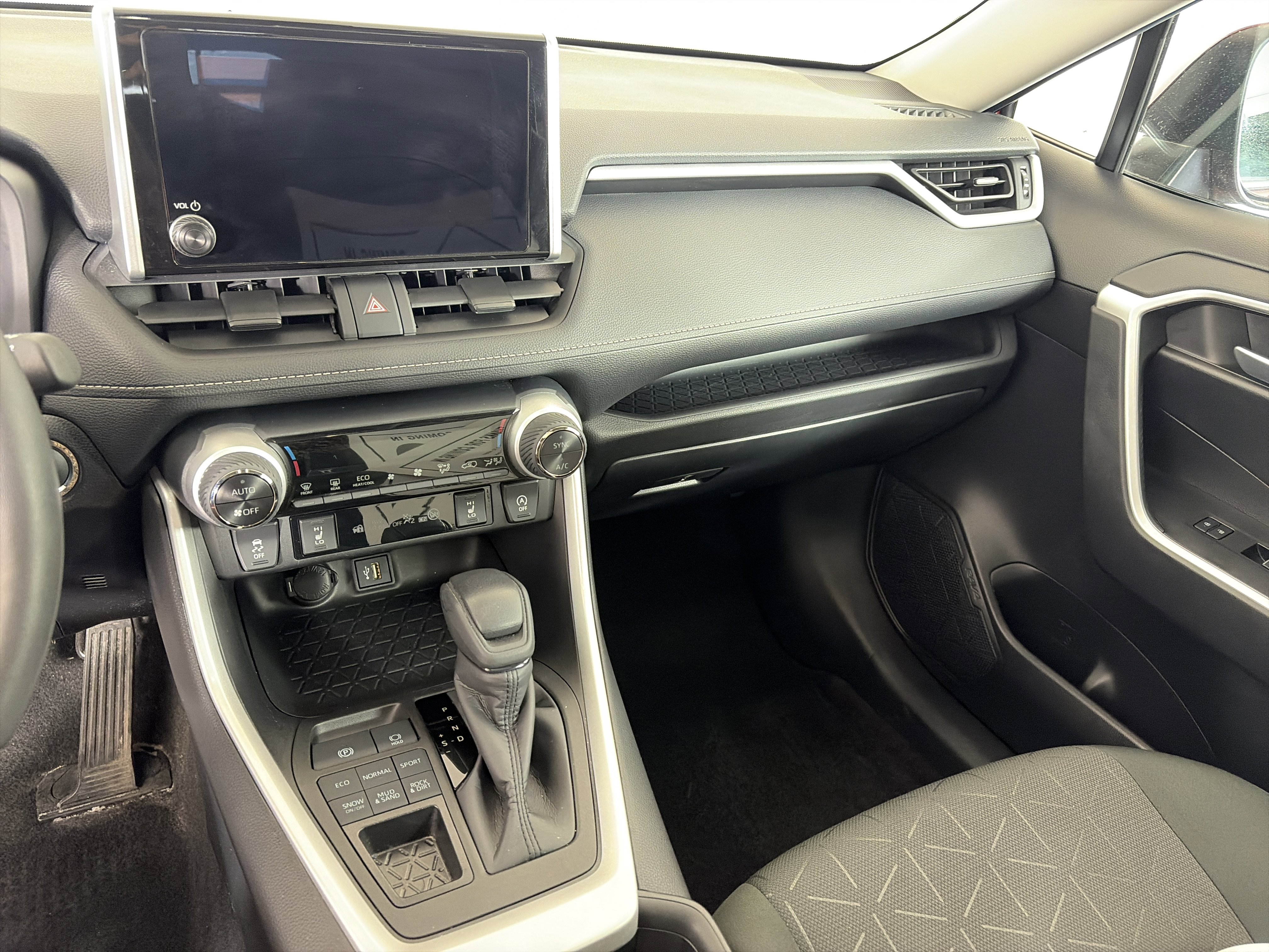 Used 2023 Toyota RAV4 XLE w/ Convenience Package image 4