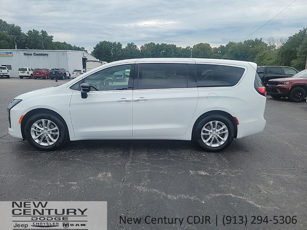 New 2027 Chrysler Pacifica Select FWD image 2