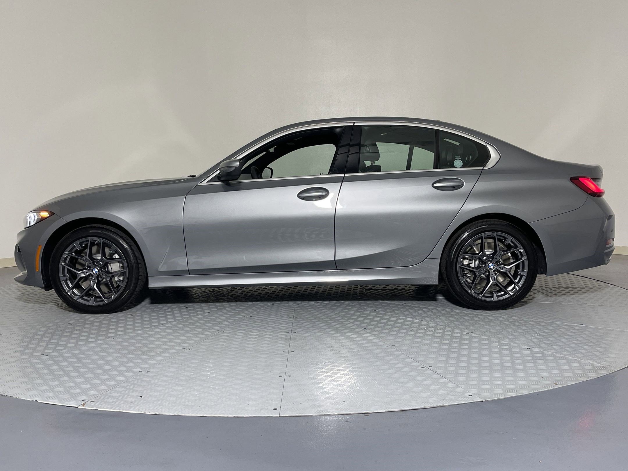 Used 2025 BMW 330i xDrive Sedan w/ Convenience Package AWD/4WD image 2
