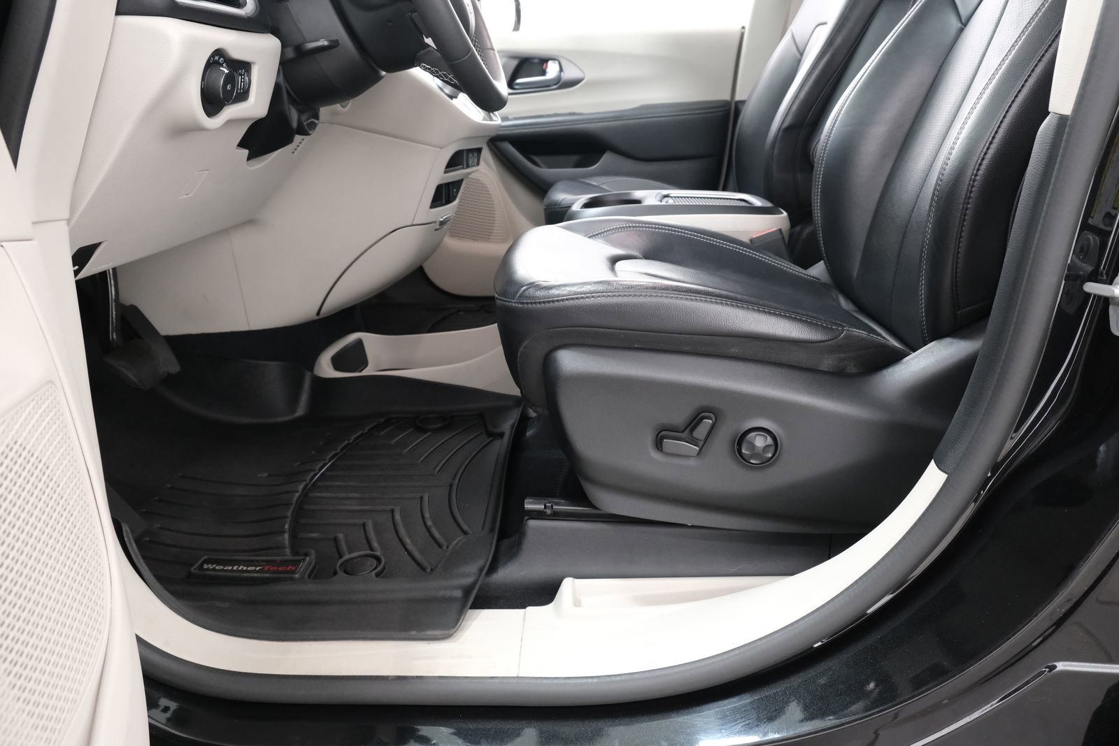 Used 2022 Chrysler Pacifica Touring-L FWD image 30