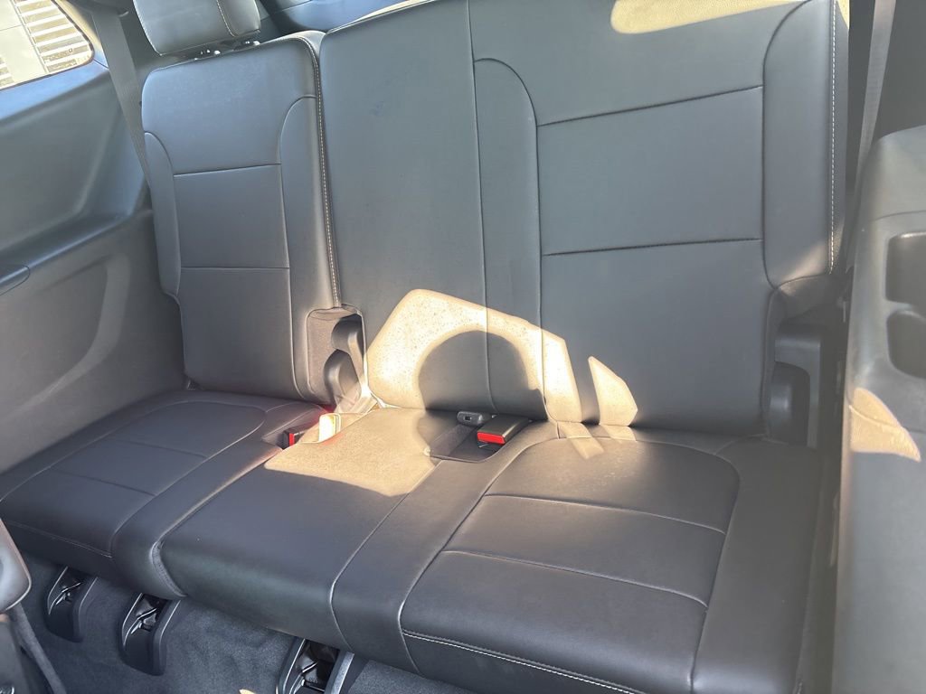 Used 2023 Chevrolet Traverse LT w/ Rear Camera Mirror Package image 28