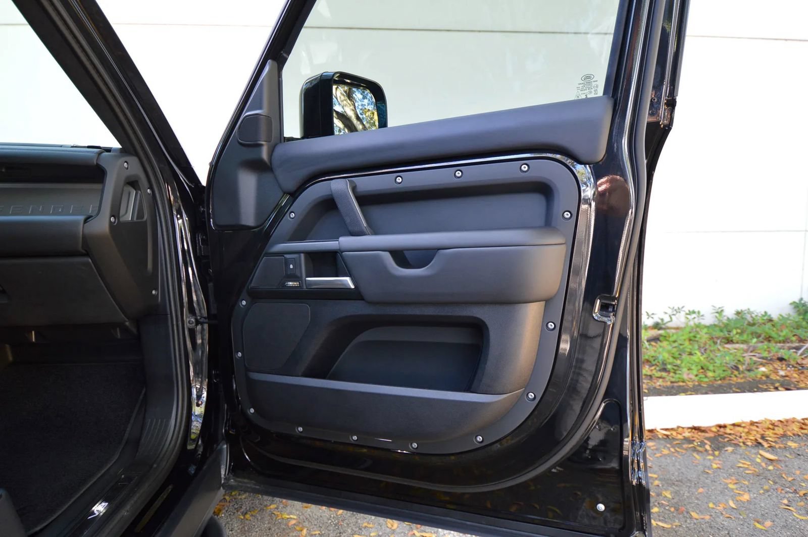 Used 2025 Land Rover Defender 130 V8 AWD/4WD image 43