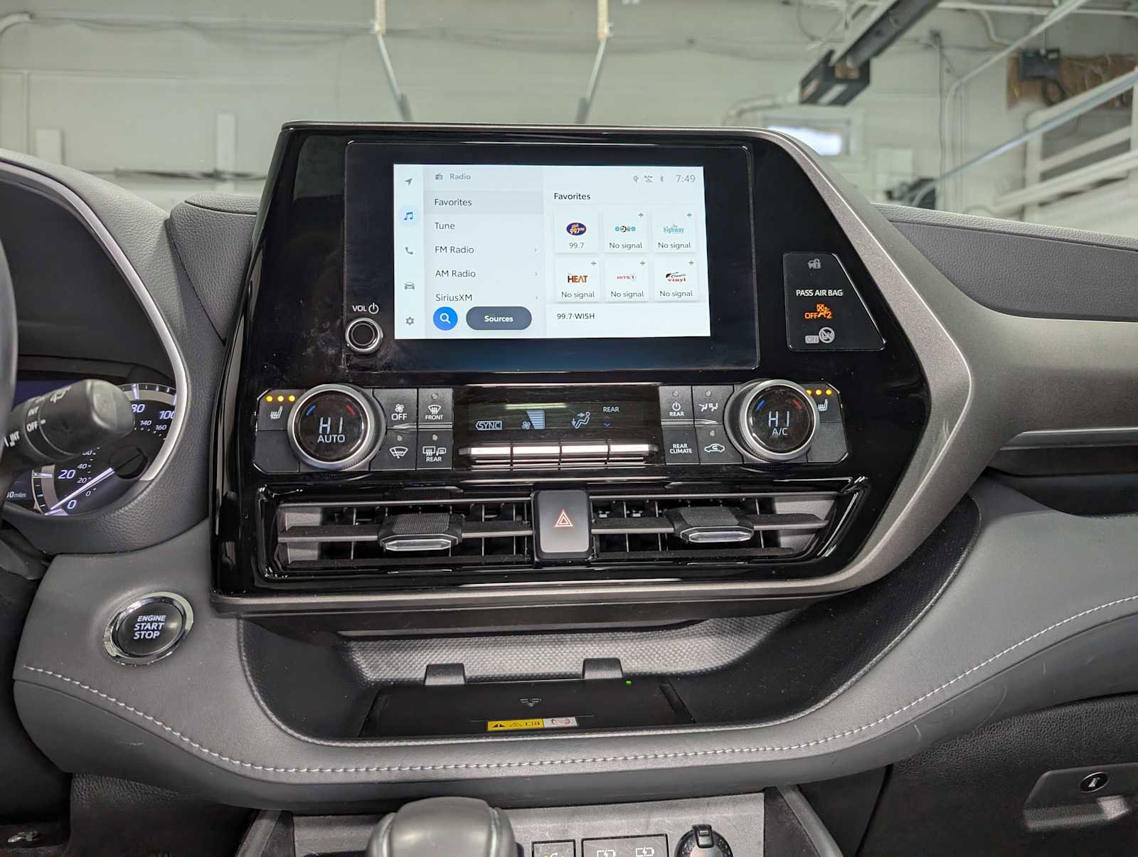 Used 2023 Toyota Highlander XLE image 37